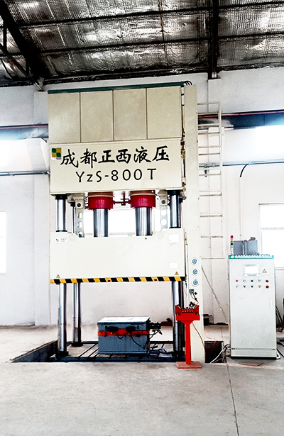 山東棗莊液壓機(jī)客戶定制的四柱液壓機(jī)800t，液壓機(jī)廠商成都正西圓滿交付使用
