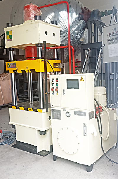 液壓機(jī)定制客戶定制的200噸四柱壓力機(jī)由液壓機(jī)供應(yīng)商成都正西液壓機(jī)供應(yīng)，圓滿交貨！