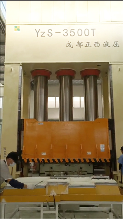 山東淄博液壓機(jī)需求客戶定制的3500噸框架液壓機(jī)圓滿交貨了，祝賀！